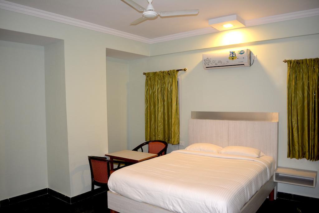 Hotel Royal Opera Bangalore Zimmer foto